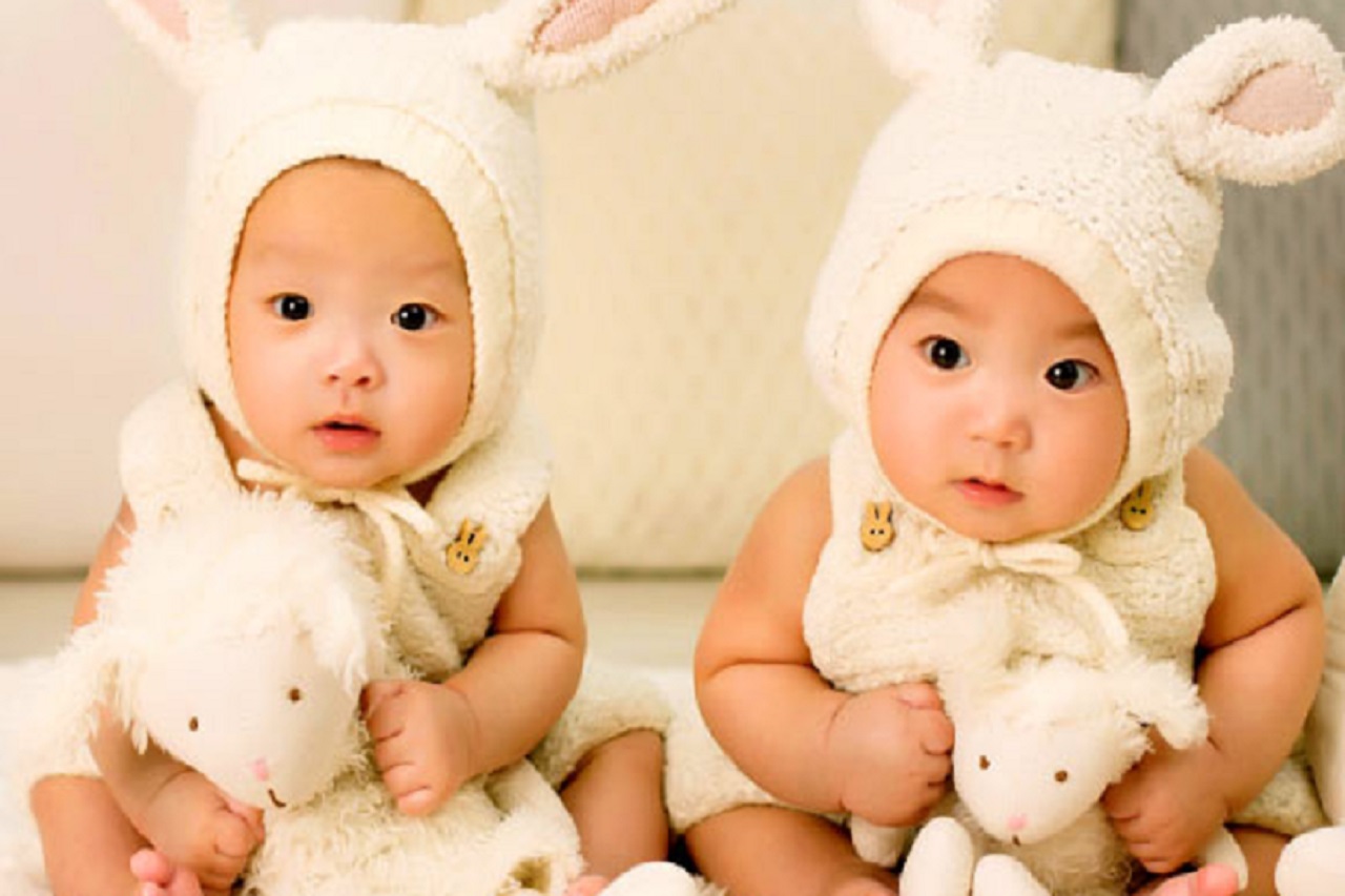 Infants need free tongue movement to distinguish speech sounds